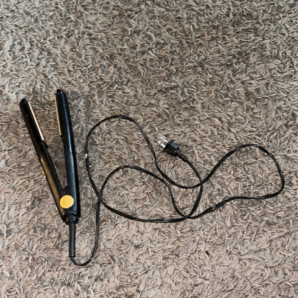 Hair straightener. Been used a little bit but i got a new one and don’t need it.